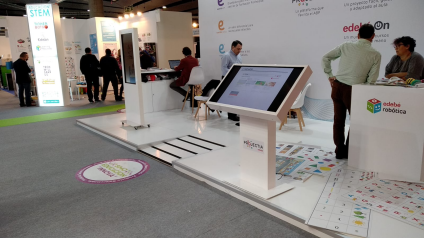 Tótem y atril táctiles para EDEBÉ en la Feria SIMO
