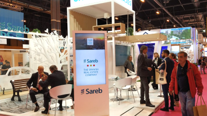 Tótem táctil vertical para SAREB